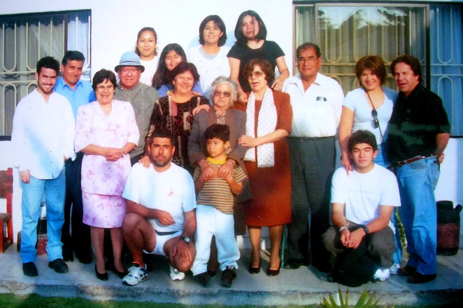 La familia Chávez reunida en familia: tres generaciones detrás de la empresa de transporte.